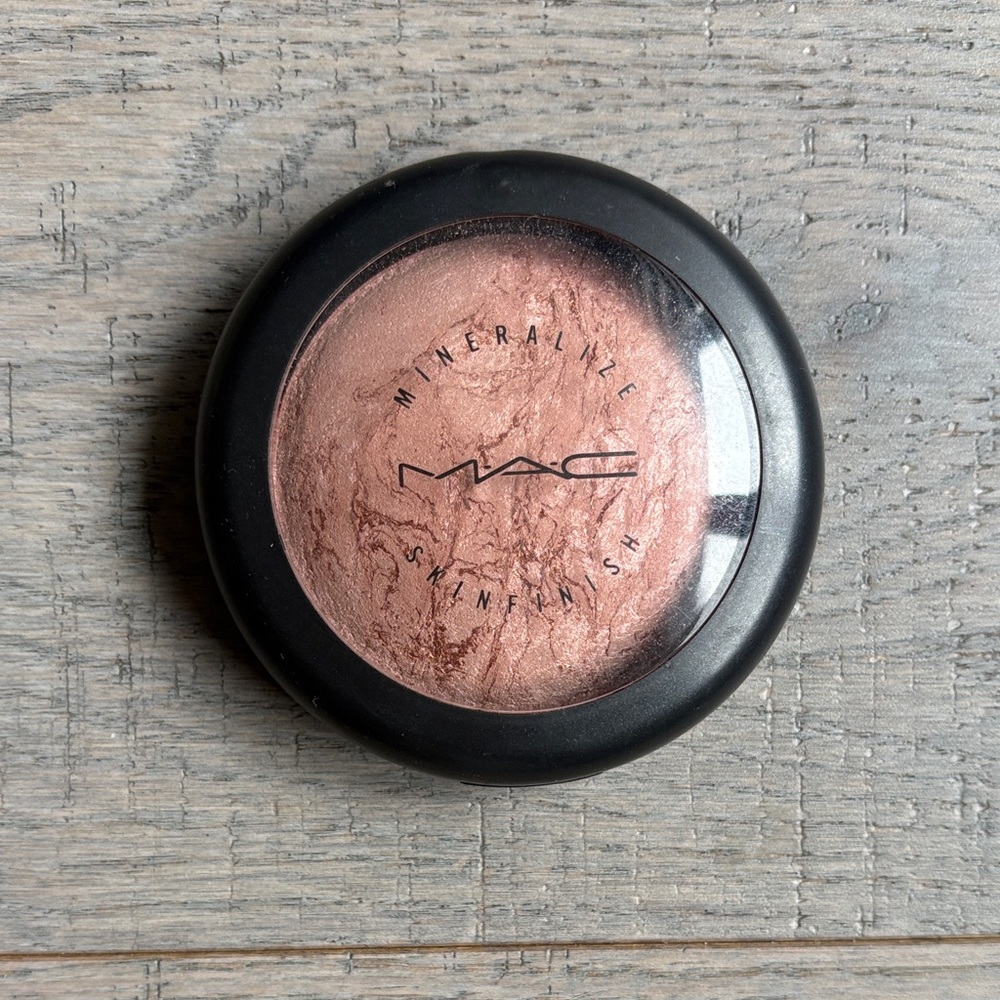 MAC Mineralize Skinfinish - LIGHT FLUSH
DISCONTINUED!